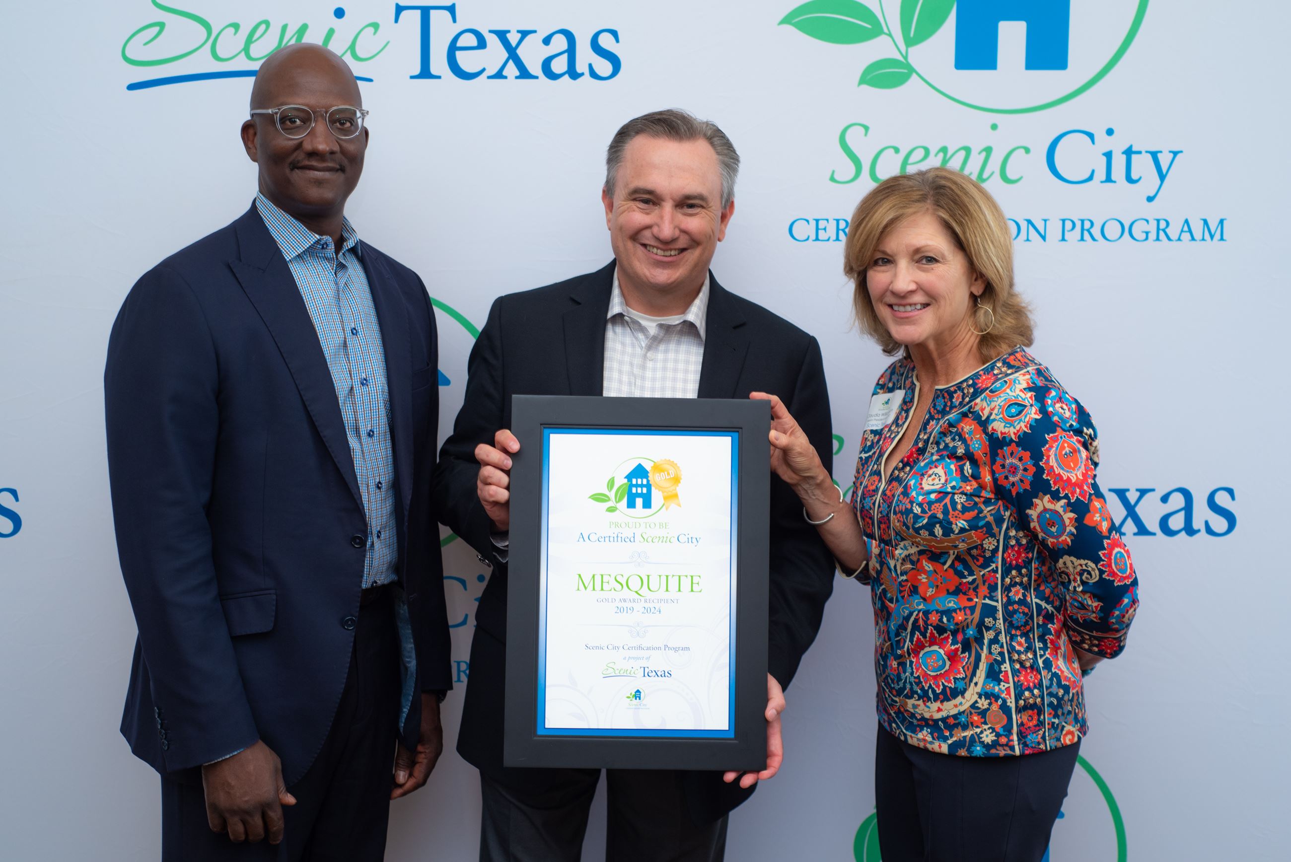 City manager accepts scenic city award from TML