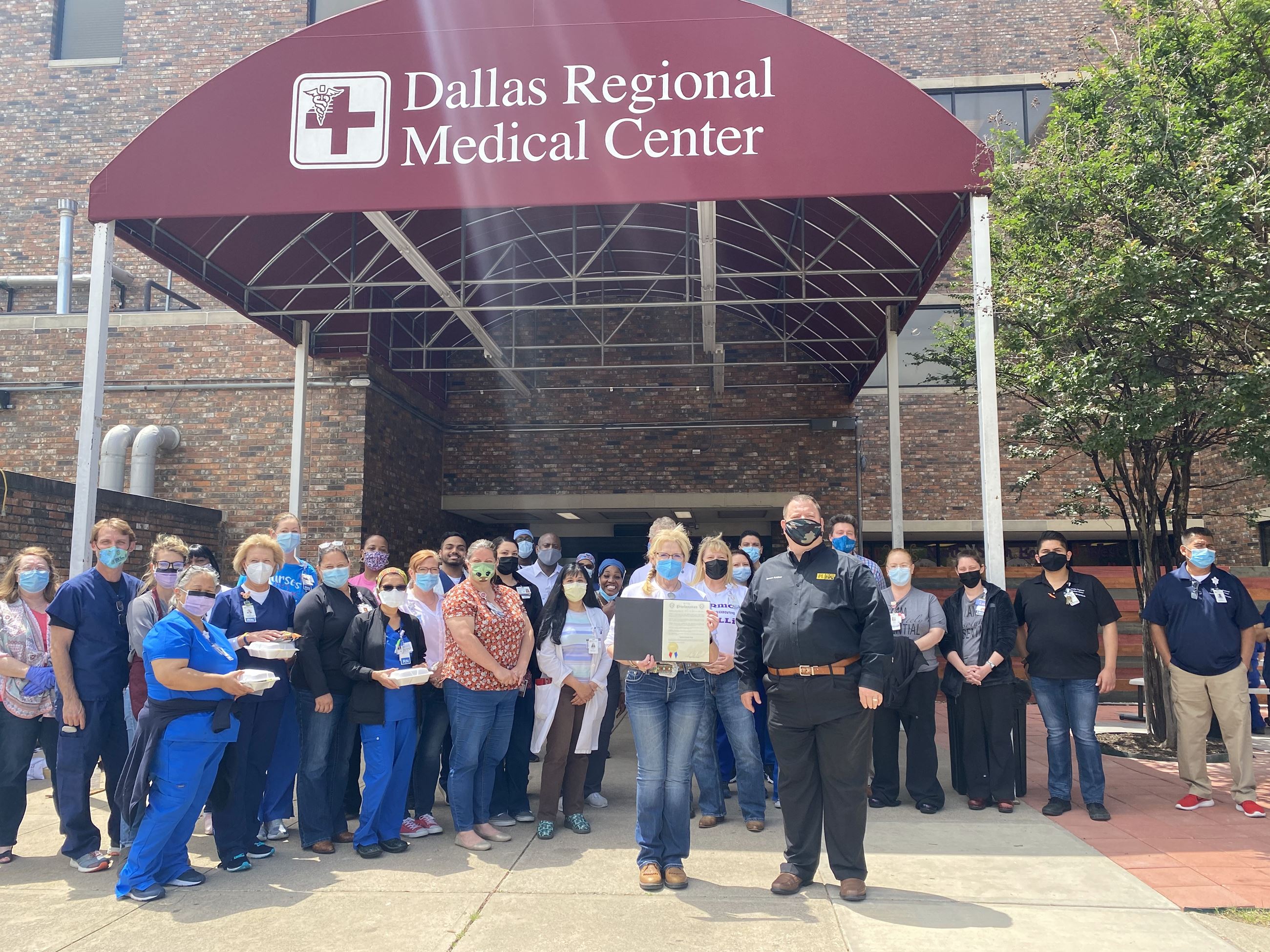 Mayor with employees at Dallas regional medical center