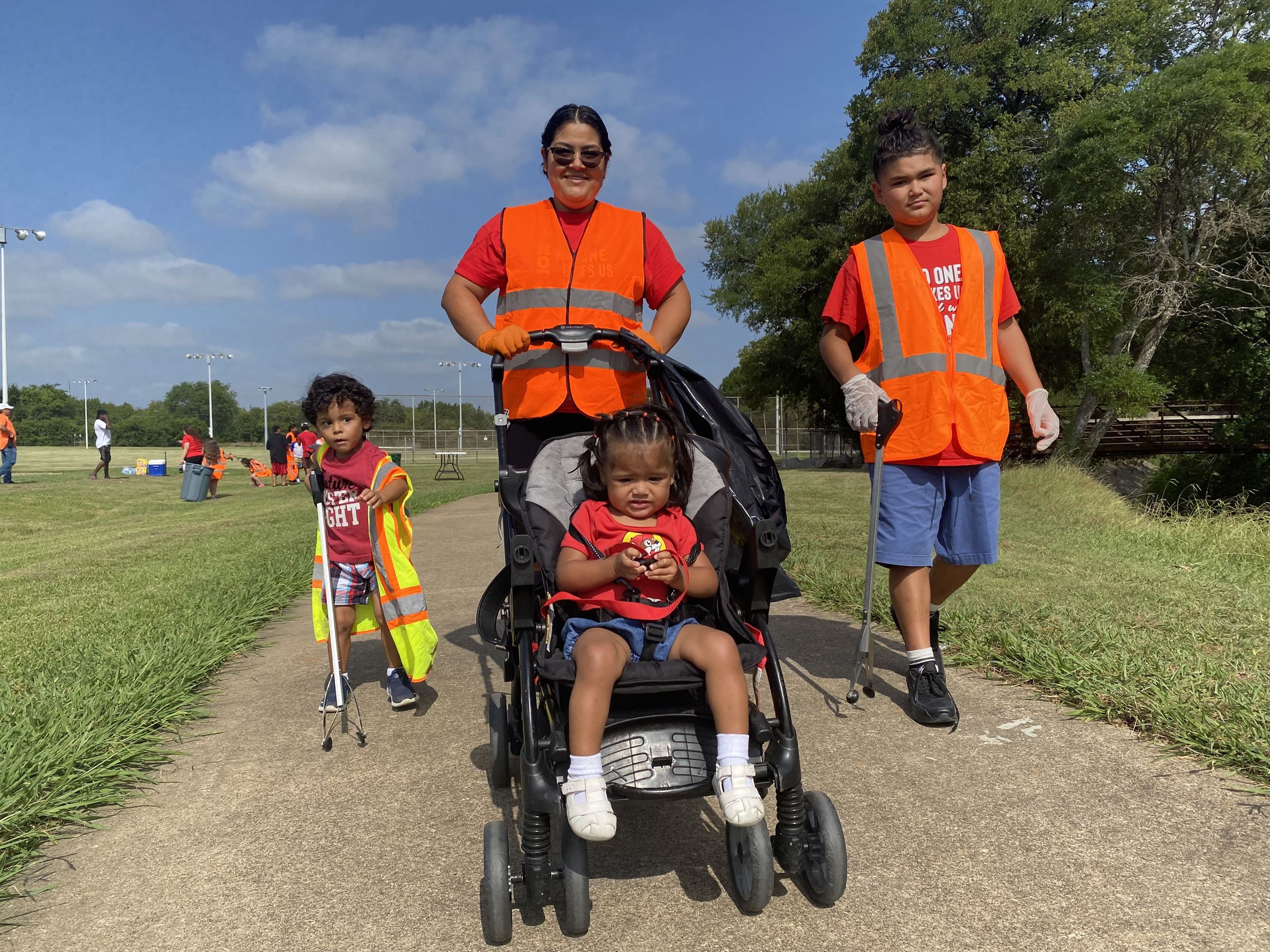 Mesquite hornets family picks up trash