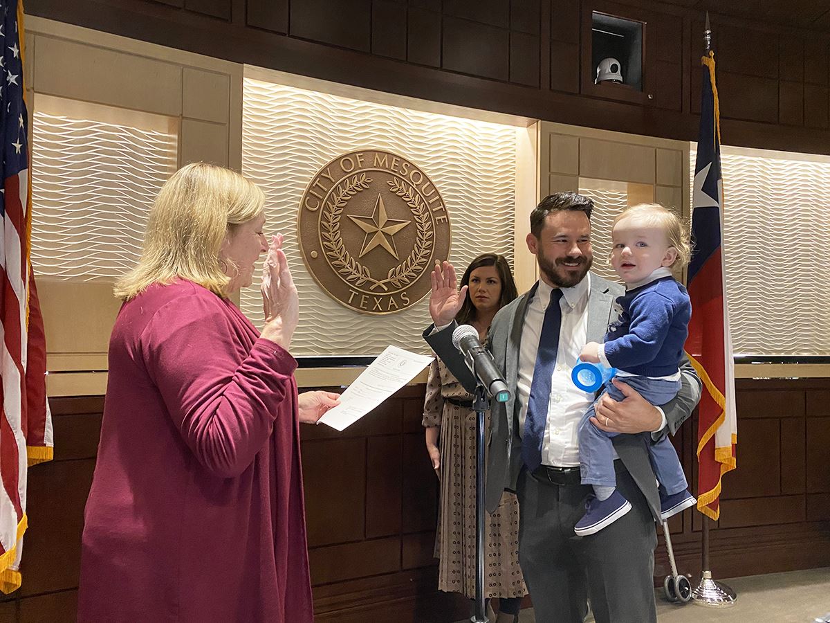 12-20-21 Installation of elected Councilmember Jeff Casper-City Sec Sonja Land-wife Emily-Casper-son