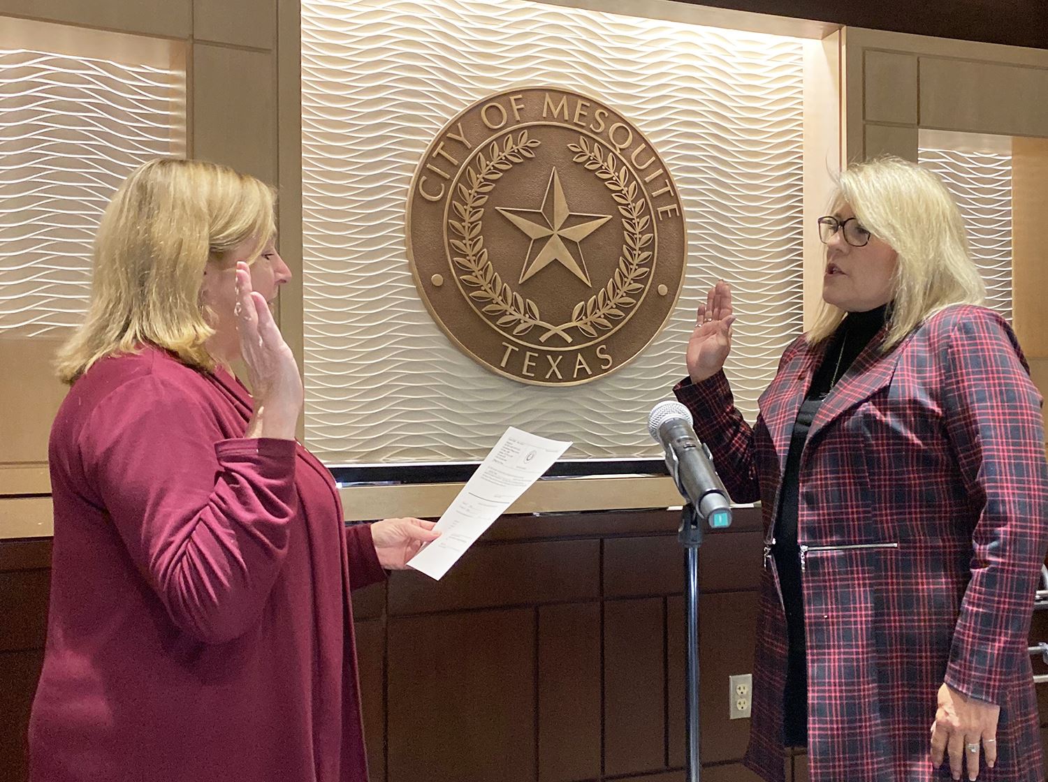 12-20-21 Installation of elected Councilmember Jennifer Vidler - City Sec Sonja Land - Vidler - Mesq